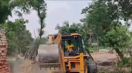 लालगंज: सुरैना गांव में सरकारी भूमि पर किए गए अवैध अतिक्रमण पर प्रशासन ने चलाया बुलडोजर, कार्रवाई से मचा हड़कंप
