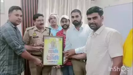 शिकारपुर: भगत सिंह यूनियन ने सीओ शिकारपुर को स्मृति चिन्ह भेंट किया