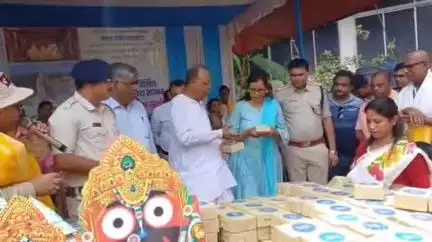 বনগাঁ: আজ বনগাঁ সোনালী মোড়ে দীঘায় নবনির্বিত জগন্নাথ ধামের স্মারক ও মিষ্টি দেওয়া হয়