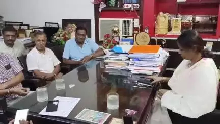 बेतिया: लाल बाजार स्थित कार्यालय में महापौर ने संतघाट-मुक्ति धाम की विस्तारित सुविधाओं की समिति को दी जानकारी
