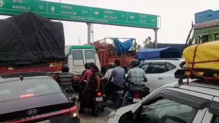 मुरादाबाद: जीरो पॉइंट पर हाईवे पर जाम लगने से लोगों के सामने आई समस्याएं, एंबुलेंस फंसने पर पुलिस ने खुलवाया जाम