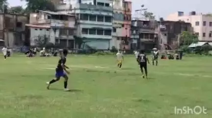 বাগদা: হেলেঞ্চা ফুটবল লাভার্সের পক্ষ থেকে হেলেঞ্চা উচ্চ বিদ্যালয়ের মাঠে এক দিবসীয় আট দলীয় ফুটবল টুর্নামেন্ট অনুষ্ঠিত হলো আজ