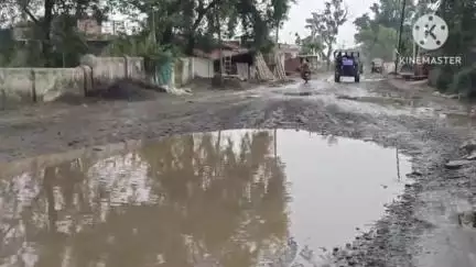 चैनपुर: चैनपुर नेउरा मुख्य सड़क बनी तालाब, बारिश से गड्ढों में भरा पानी, लोगों को आवागमन में परेशानी #jansamasya