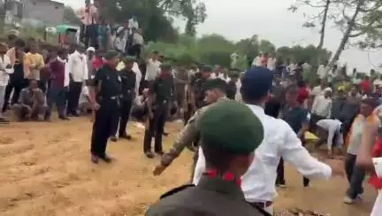 पोरसा: ख़लक का पुरा में सैन्य दस्ते के साथ जवान को अंतिम विदाई, परिजनों ने जताया विरोध