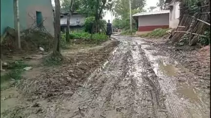 তপন: রাস্তায় কাদা জমে চলাচলের অযোগ্য, ক্ষোভে ফুঁসছেন চেঁচড়ার বাসিন্দারা, সংস্কারের দাবি #jansamasya