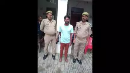 इटावा: फ्रेंड्स कॉलोनी थाना पुलिस ने एक वारंटी अभियुक्त सहित 2 लोगों को किया गिरफ्तार