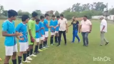 इटारसी: इटारसी खेड़ा के खेल प्रशाल में मप्र फुटबाल एसोसिएशन की प्रतियोगिता में नपा अध्यक्ष शामिल हुए