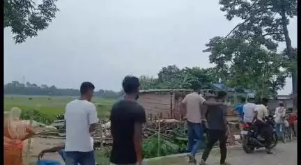 কলগাছিয়া: দক্ষিণ চেনীমাৰিত ছালাম নামৰ লোকজনক নিজ খুৰায়েকৰ পৰিয়ালবৰ্গই উচ্ছেদ কৰাৰ অভিযোগ, ঘটনাস্থলীত উপস্থিত আৰক্ষী