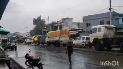 नसरुल्लागंज: लाड़कुई में बरसात से सड़क निर्माण के चलते लगा जाम, राहगीर परेशान