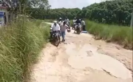 नौगढ़: मुड़ली-भदाव मार्ग पर चन्दनपुर के पास रोड न बनने की वजह से राहगीर हो रहे हैं परेशान #jansamasya