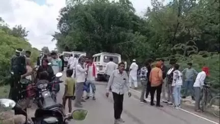 मंझनपुर: कौशांबी से फतेहपुर जा रही बारात की गाड़ियों के आगे जगन्नाथपुर में आया मवेशी, बचाने के चक्कर में कई गाड़ियां आपस में भिड़ी