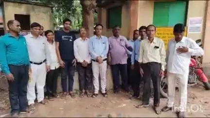 घाटशिला: घाटशिला प्रखंड कार्यालय परिसर में टेट सफल सहायक अध्यापक संघ की बैठक