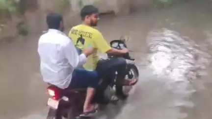 जौरा: जौरा शहर में तेज बारिश के बाद सड़कों पर हुआ जलभराव, नगर पालिका के पीछे का इलाका डूबा