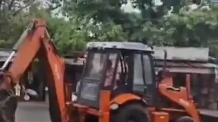 हुज़ूर: रीवा में नगर निगम की बड़ी कार्रवाई, कार बाजार और शराब की दुकान पर चला बुलडोजर