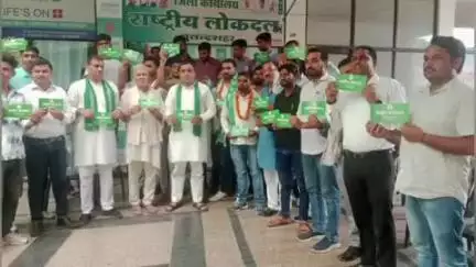 बुलंदशहर: काला आम स्थित मॉल में रालोद के जिला कार्यालय ने युवाओं और छात्रों को दिलाई सक्रिय सदस्यता