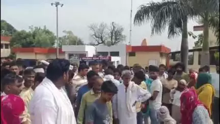 मुज़फ्फरनगर: विद्युत संविदा कर्मी का शव नेशनल हाईवे पर रखकर ग्रामीणों ने किया हंगामा, परिजनों ने उठाई मुआवजे की मांग