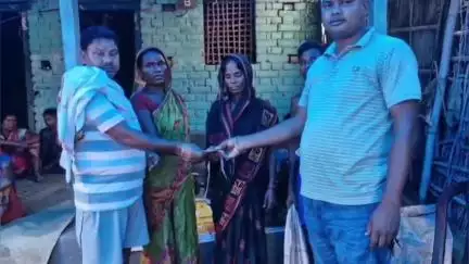 हसनगंज: संठीबाडी़ आदिवासी टोला में हार्टअटैक से निर्धन व्यक्ति की मौत, मुखिया प्रतिनिधि ने परिजनों को आर्थिक मदद की