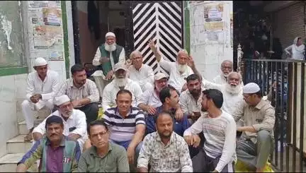 बांसवाड़ा: जामामस्जिद के बाहर अंजुमन के सदर द्वारा कार्यकाल का आयव्यय नहीं देने पर समुदाय के लोगों ने धरना दिया