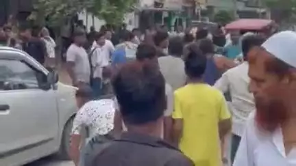 खुर्जा: मुंडाखेड़ा रोड पर दबंगों ने बीच सड़क पर दो युवकों को जमकर पीटा, बरसाए लात और घूंसे, वीडियो हुआ वायरल