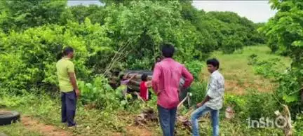 అశ్వారావుపేట: దమ్మపేట మండలం పెద్ద గొల్లగూడెం గ్రామ సమీపంలో అదుపుతప్పి బోల్తా పడిన కారు, ప్రమాదంలో ఎవరికి ఎటువంటి గాయాలు కాలేదు