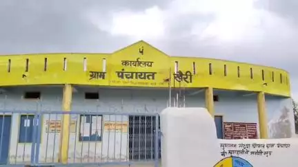 पलारी: खैरी में खबर का असर, सरपंच ने खराब सड़क को बजरी डालकर किया मरम्मत, कहा- ग्रामीण जो बोलेंगे वैसा विकास करूंगा