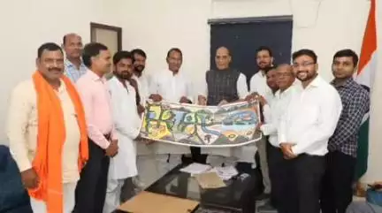चकिया: चकिया लोक विद्यार्थी शिक्षक एसोसिएशन के प्रतिनिधि मंडल ने रक्षामंत्री राजनाथ सिंह से की मुलाकात