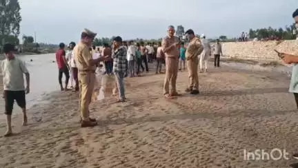 नगीना: बढ़ापुर क्षेत्र के नकटा नदी में नहाते समय एक किशोर के डूबने से मचा हड़कंप, गोताखोर कर रहे हैं तलाश