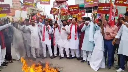 मोतिहारी: मोतिहारी में VIP पार्टी द्वारा निकाली गई जन आक्रोश रैली, किया गया पुतला दहन