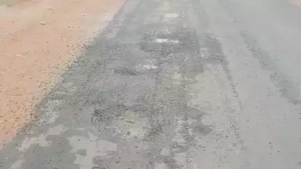 तीन माह पहले बनी डामर सड़क जगह-जगह टूटी ग्रेवल पटरिया पर मुंड व कंकरीट नहीं डाला फॉर्मेलिटी की ठेकेदार ने