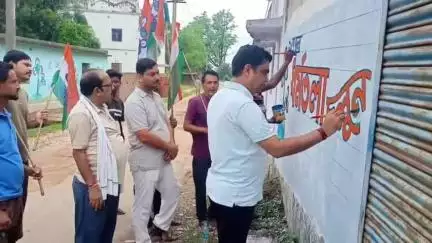 কাশীপুর: একুশে জুলাইকে সামনে রেখে কাশীপুরে দেওয়াল লিখন রাজ্য সম্পাদক সৌমেন বেলথরিয়ার