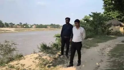 मझौलिया: डुमरी रामपुरवा महानवा बढ़ईया टोला स्थित जमींदारी तटबंध का एसडीओ और सीओ ने किया निरीक्षण