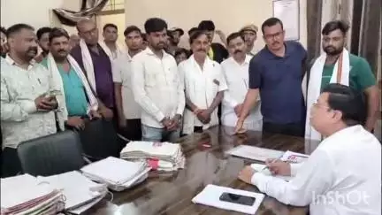 सेपउ: #Jansamasya उपखंड कार्यालय पर लोगों ने एसडीएम को सौंपा ज्ञापन, आम रास्ते के नाले से अतिक्रमण हटाने की मांग