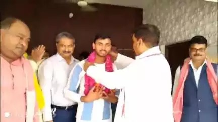 नवाबगंज: सपा के राष्ट्रीय सचिव व पूर्व मंत्री ने नीट परीक्षा में सफलता हासिल करने वाले जीआईसी कॉलेज के मेधावी को किया सम्मानित