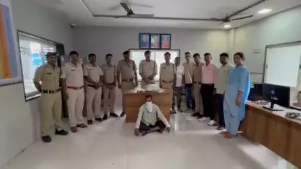 बुरहानपुर नगर: अवैध गांजे का परिवहन करते हुए एक आरोपी को पुलिस ने किया गिरफ़्तार, एसपी ने अपने कार्यालय में दी जानकारी