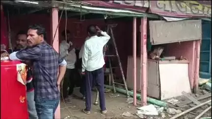 हरदा: हरदा रेलवे स्टेशन के पास दुकानों को खाली करने का काम हुआ शुरू, नगर पालिका ने दिया था अल्टीमेटम
