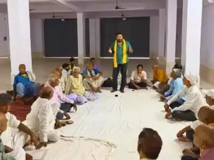 सूरजगढ़: सूरजगढ़ा बाजार थाना चौक और प्रखंड कार्यालय के बीच व्यावसायिक परिसर में सर्वदलीय बैठक का आयोजन