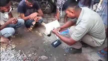 নগাঁও: ৰূপহীহাট আৰক্ষীয়ে ভকতগাঁৱত চলোৱা অভিযানত ১১.৩৩গ্ৰাম ড্ৰাগছভৰ্তি চাবোনৰ বাকচসহ দুই ড্ৰাগছ সৰবৰাহকাৰীক আটক