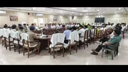 अमरोहा: अमरोहा कलेक्ट्रेट में मोहर्रम के जुलूस को लेकर डीएम और एसपी ने अधिकारियों की बैठक ली