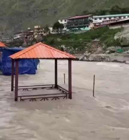 जोशीमठ: ऊपरी क्षेत्रों में वर्षा से बदरीनाथ धाम में अलकनंदा का जलस्तर बढ़ा, पुलिस ने लाउडस्पीकर से यात्रियों को जागरूक किया