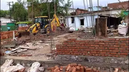 मऊरानीपुर: मेला ग्राउंड के पास नदी किनारे अवैध कब्जे पर प्रशासन का पीला पंजा, बुलडोजर से हो रहे निर्माण को किया जमींदोज