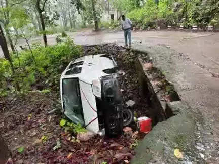 मां कुदरगढ़ देवी धाम से लौटते वक्त बाक घाट पर कार पलट गई, घायल का इलाज जारी