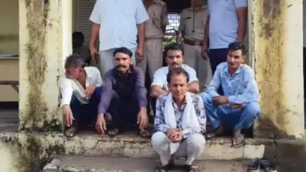 नैनवां: करवर थाना क्षेत्र के केथुदा में अवैध जुआ खेलते 5 लोगों को गिरफ्तार किया, ₹10,560 व ताश के पत्ते किए ज़ब्त