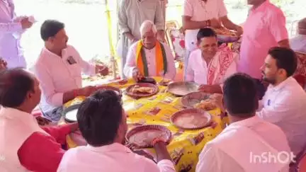 हैदरनगर: विंदुबीघा में भाजपा जिला मंत्री सोमेश सिंह के पिता के श्राद्ध कर्म में पलामू सांसद विष्णुदयाल राम शामिल हुए