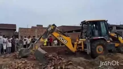 नकुड: मोहल्ला कुरैशीयान में तालाब की जमीन पर अवैध कब्जे की शिकायत पर प्रशासन टीम ने बुलडोजर से हटवाया कब्जा