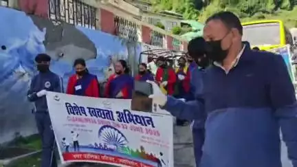 जोशीमठ: जोशीमठ नगर पालिका और विद्यालयी छात्रों ने जोशीमठ नगर तथा विश्व हिमक्रीड़ा स्थल औली में चलाया स्वच्छता अभियान