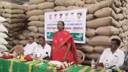 ఉరవకొండ: జాతీయ నూనె గింజల విత్తనోత్పత్తి పథకం ద్వారా రైతులకు ఉచితంగా వేరుశనగ  పంపిణీ చేస్తున్నాం: ఉరవకొండలో జేడీఏ ఉమామహేశ్వరమ్మ