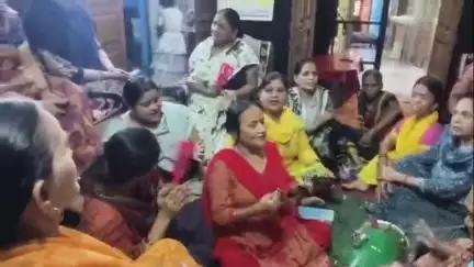 अमरोहा: अमरोहा के मौहल्ला चौक में एकादशी पर महिलाओं ने किया कीर्तन, भजन गाए