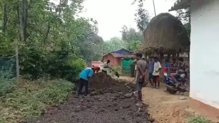 तोरपा: मनहातु गांव में ग्रामीणों ने श्रमदान से सड़क का निर्माण किया