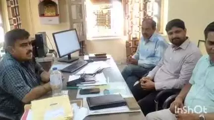 पोकरण: जोधपुर डिस्कॉम के MD नरेंद्र कुमार ने पोकरण विद्युत विभाग का किया निरीक्षण, अधिकारियों को सख़्ती से कार्य के निर्देश दिए