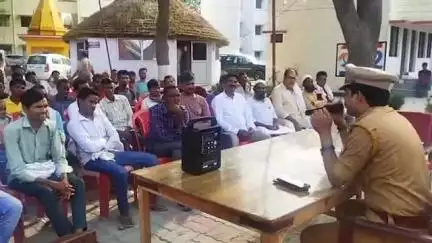 बिसवां: रेउसा क्षेत्र के ताजियेदारों के साथ थानाध्यक्ष ने बैठक कर मोहर्रम मनाने के संबंध में प्रशासन के निर्देशों की दी जानकारी